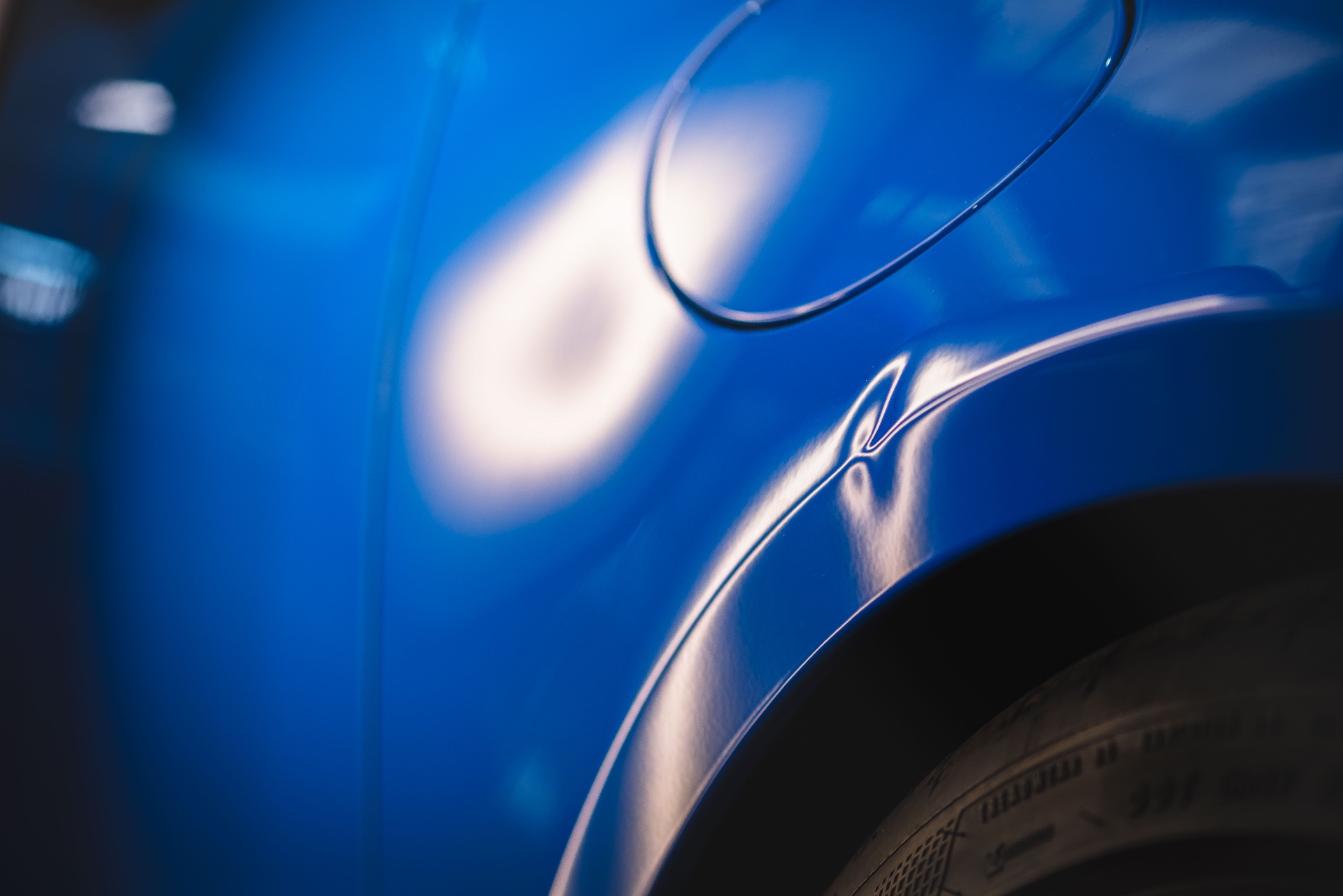 Reflet de lumière sur la carrosserie bleue de la Porsche GT3