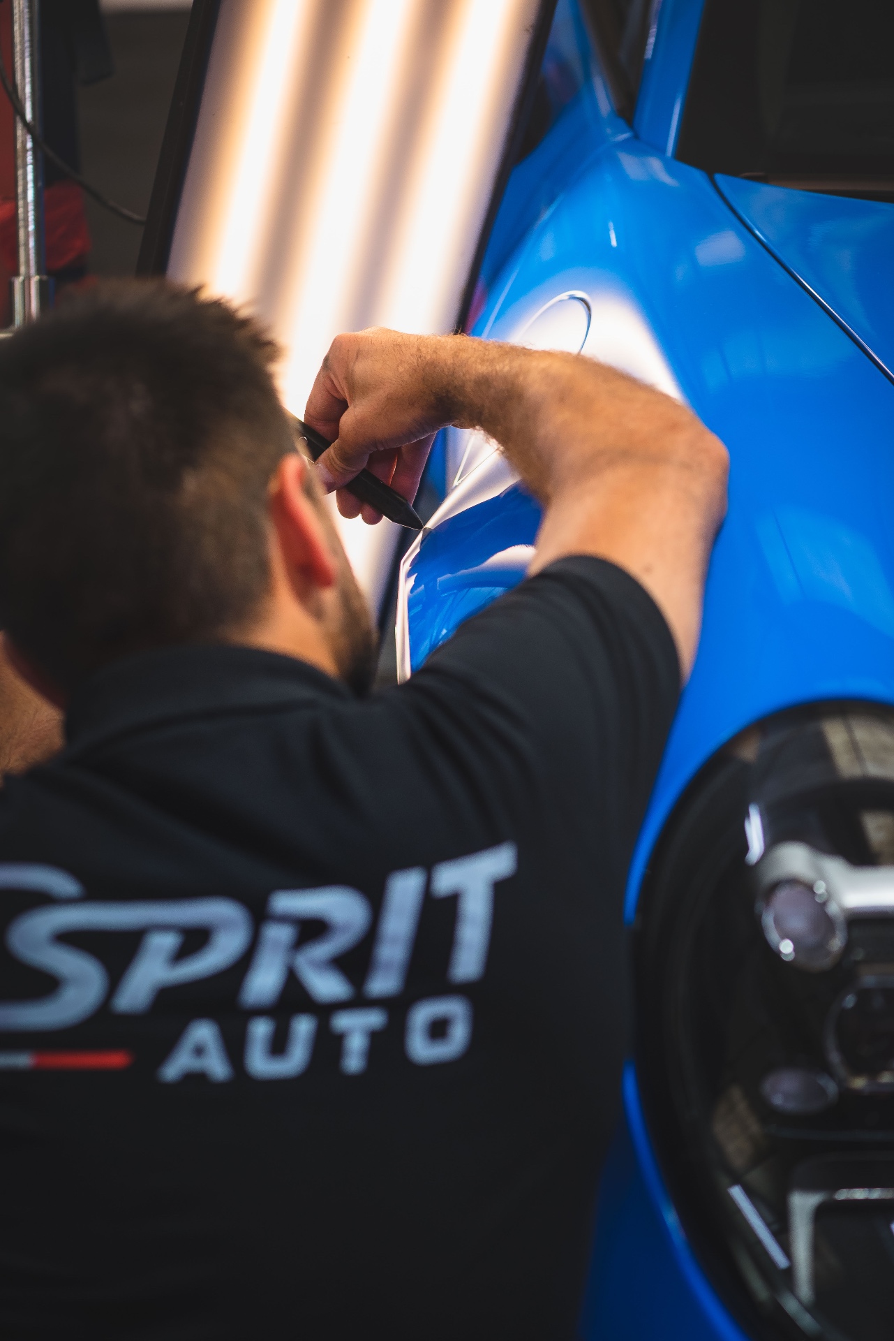 Technicien Esprit Auto sous lumière d’atelier, GT3 bleue