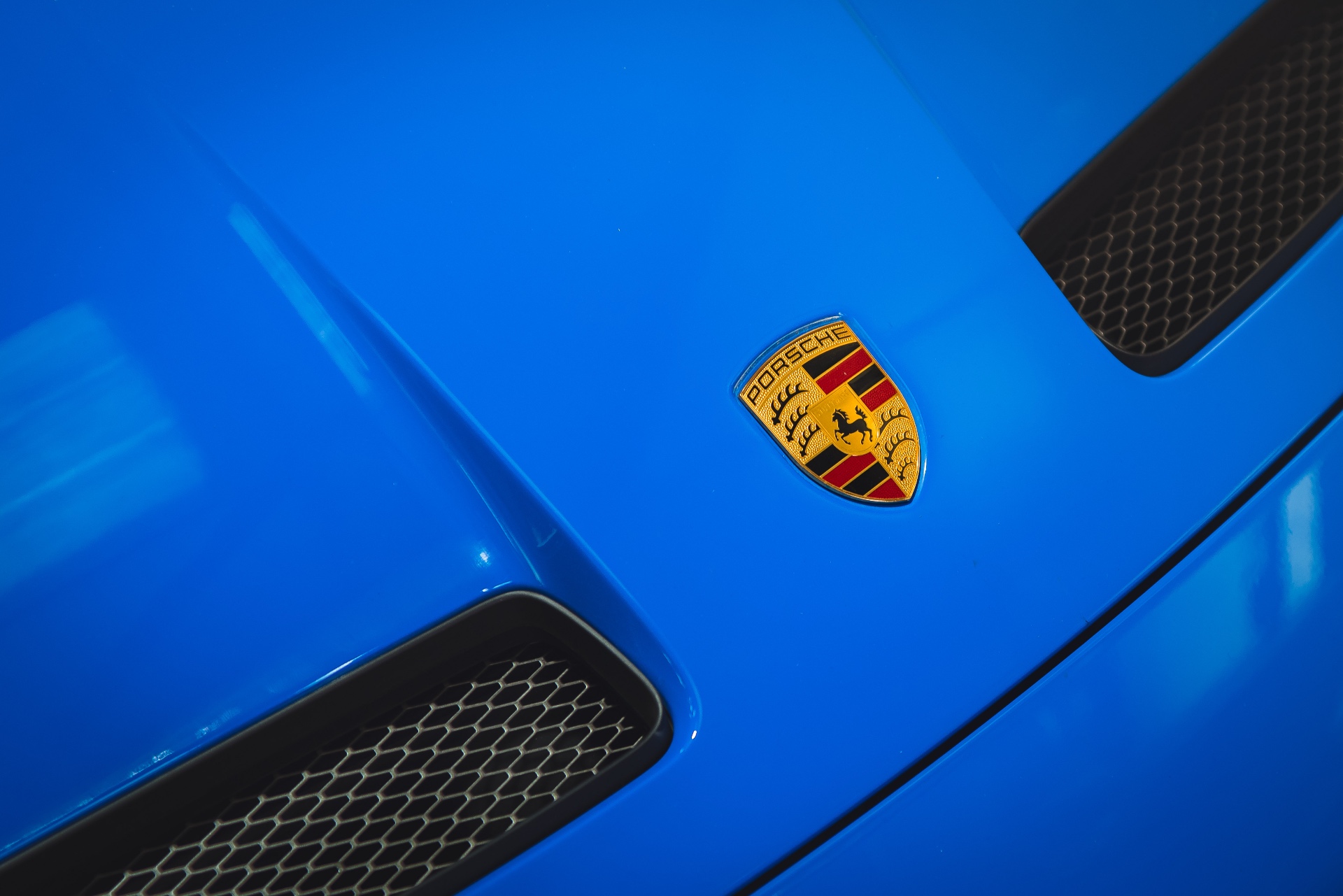 Écusson Porsche sur le capot bleu de la GT3