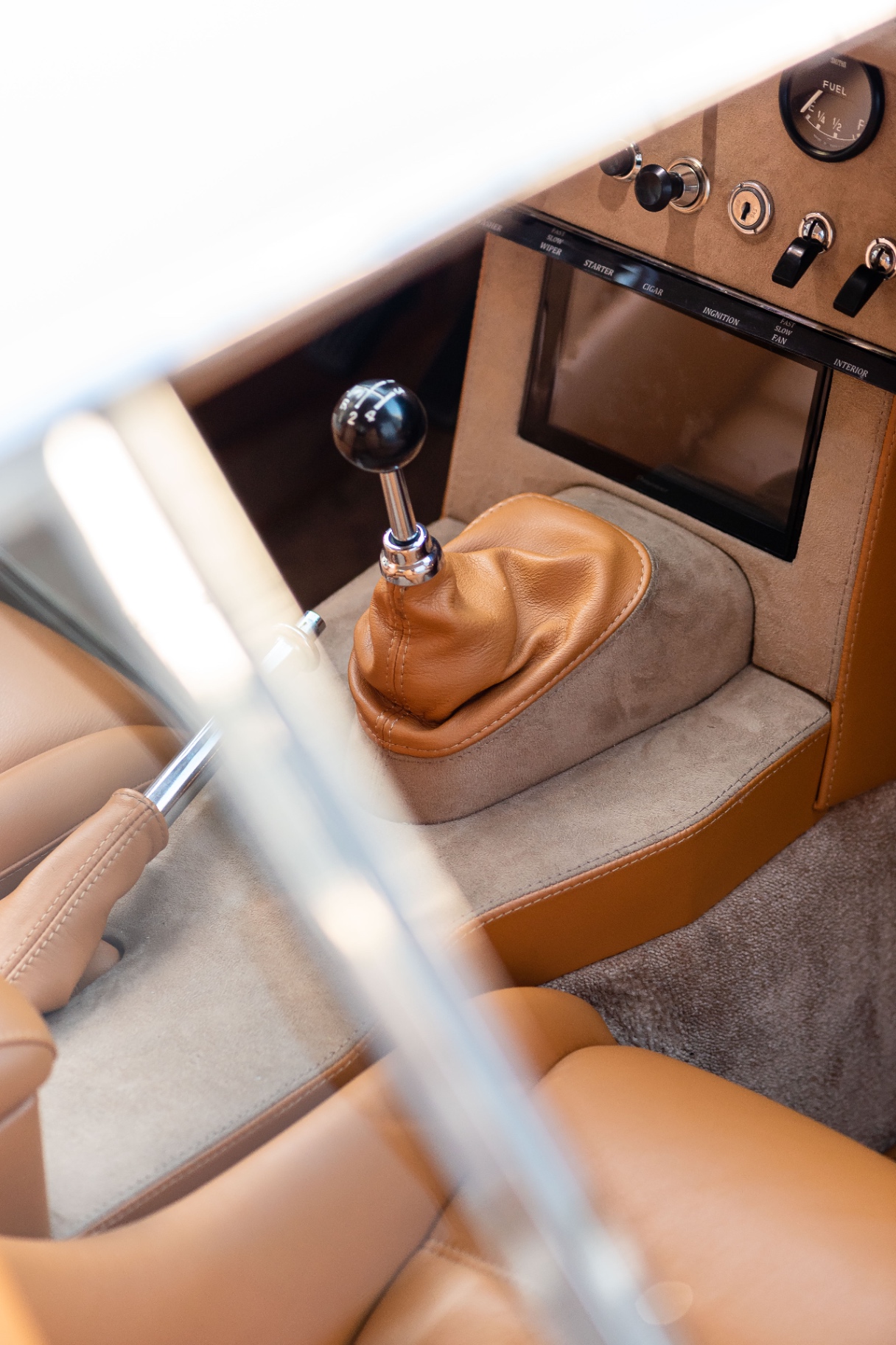Soufflet de levier en cuir cognac, console Jaguar Type E