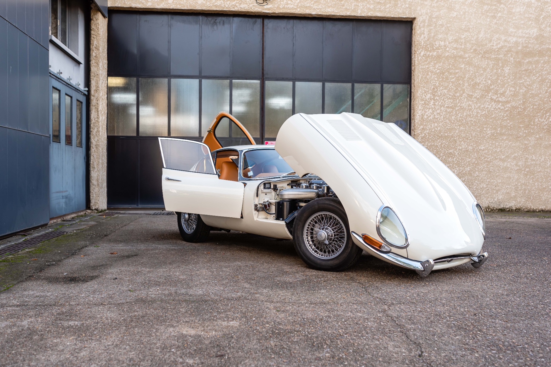 Jaguar Type E, trois-quarts avant, capot ouvert devant atelier