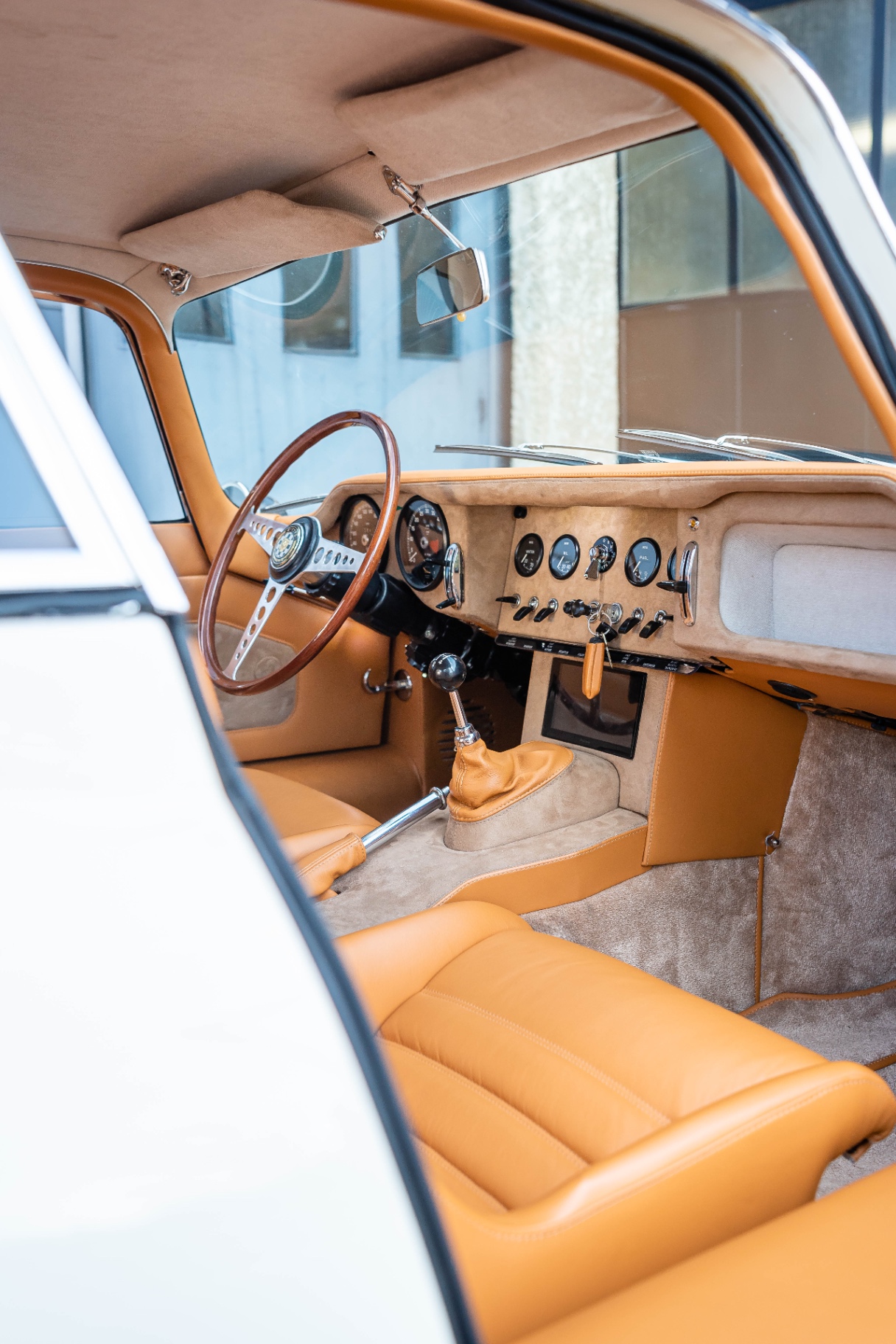 Cockpit Jaguar Type E, volant bois et cuir cognac