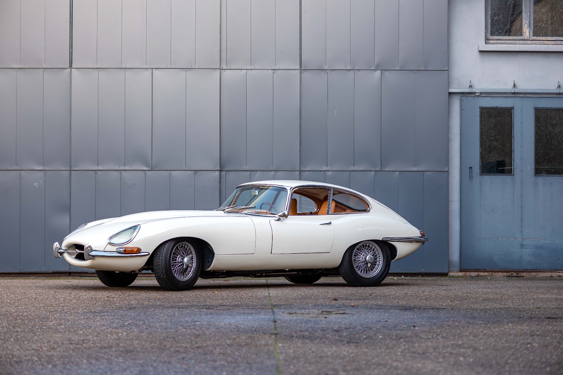 Jaguar Type E Series 1 4.2 blanche devant atelier