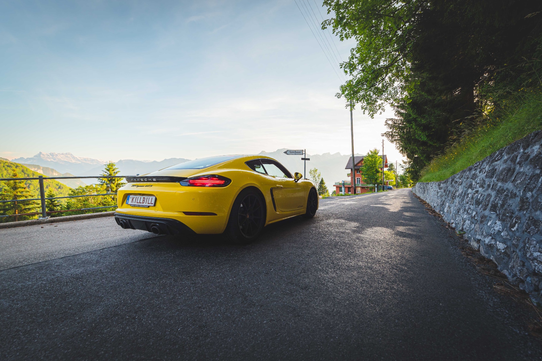 Reportage Porsche 718 Cayman GTS — Kill Bill, vue arrière trois-quarts sur route de montagne