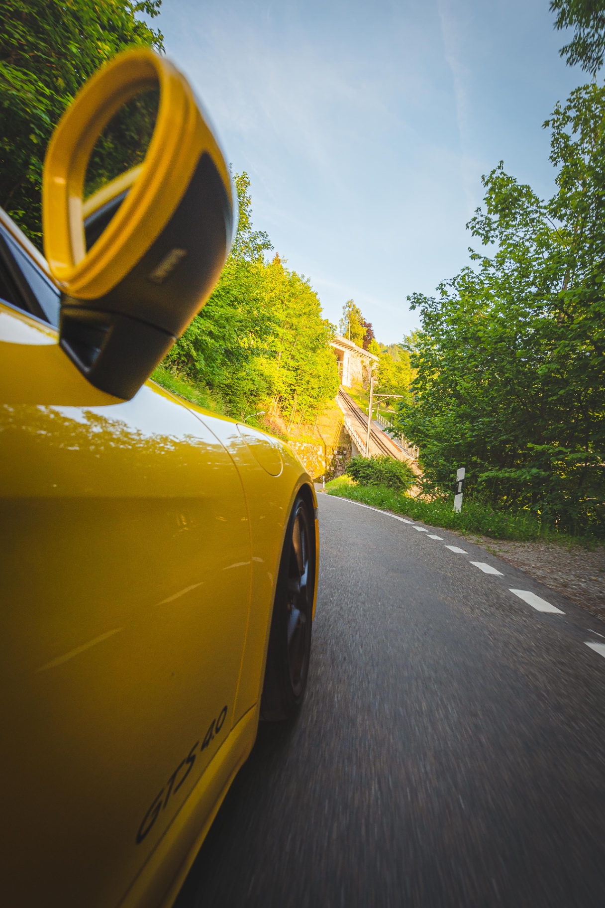 Détail du rétroviseur jaune sur route de montagne