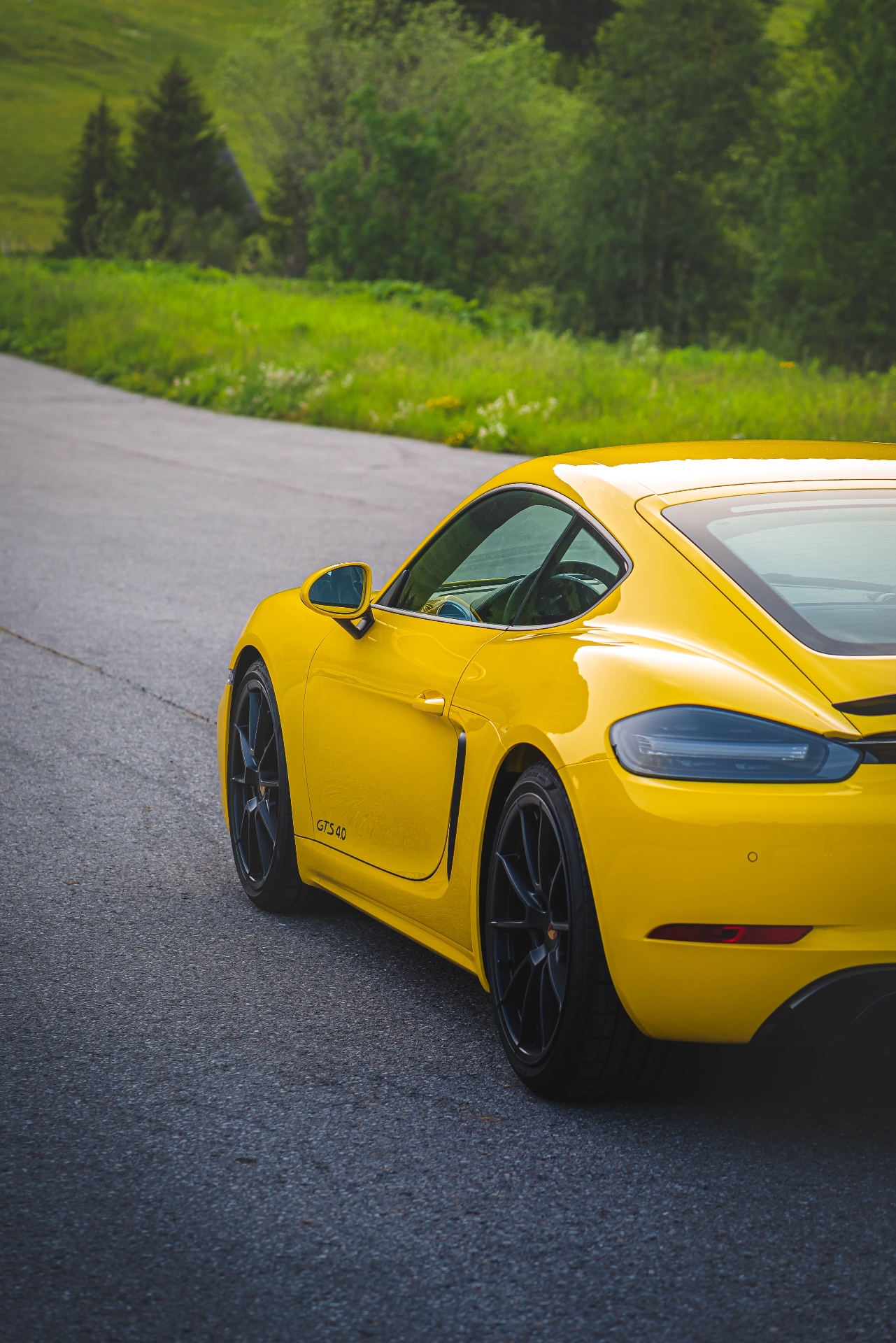 Détail arrière trois-quarts de la Porsche 718 Cayman GTS jaune
