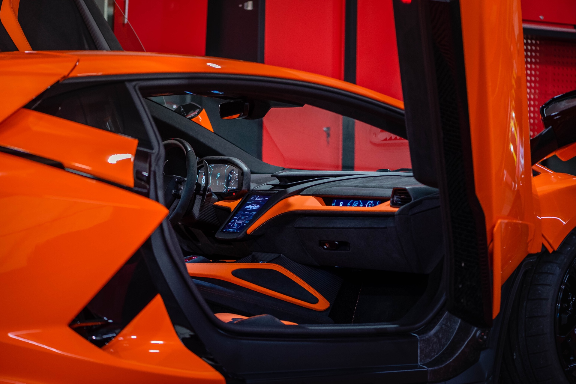 Habitacle Lamborghini Revuelto, porte ouverte