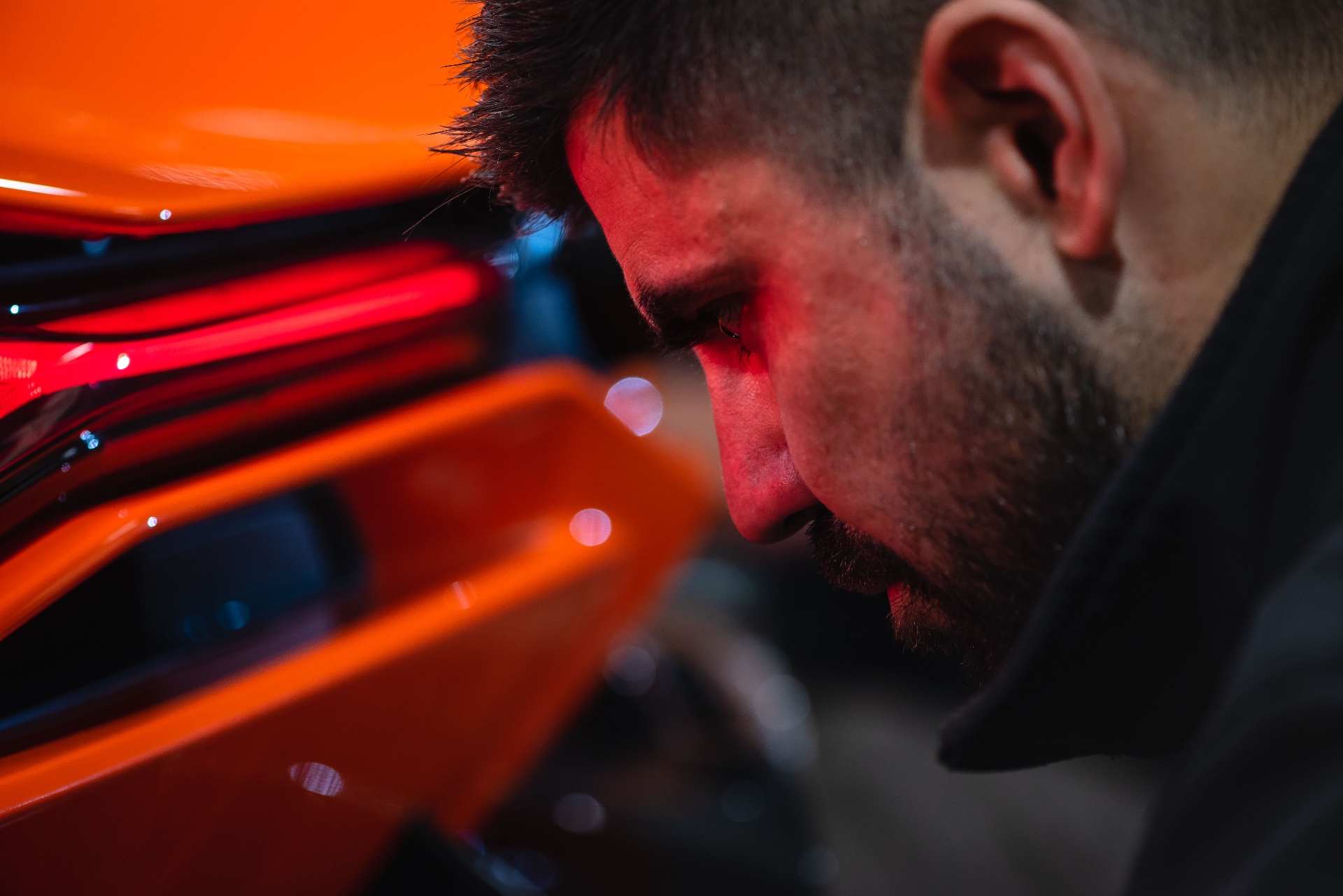 Reportage PPF Lamborghini Revuelto — technicien sous lumière rouge