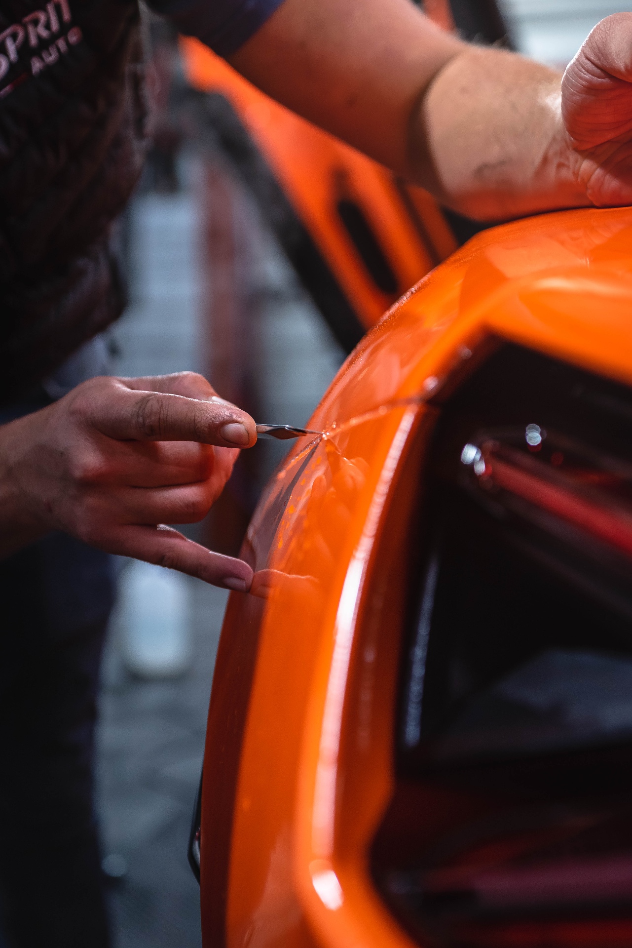 Détail découpe précise du film PPF sur la carrosserie