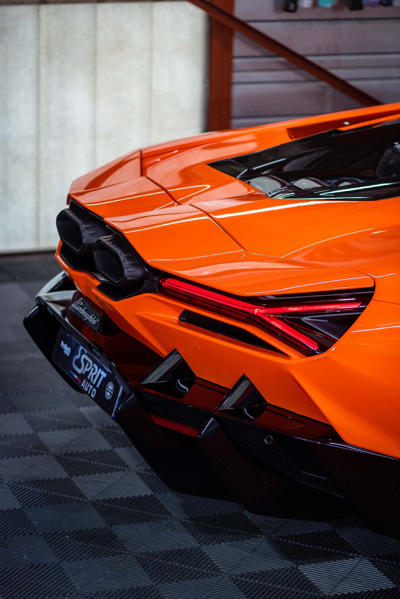 Détail arrière de la Lamborghini Revuelto, échappements